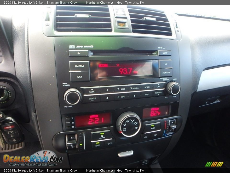 2009 Kia Borrego LX V6 4x4 Titanium Silver / Gray Photo #28