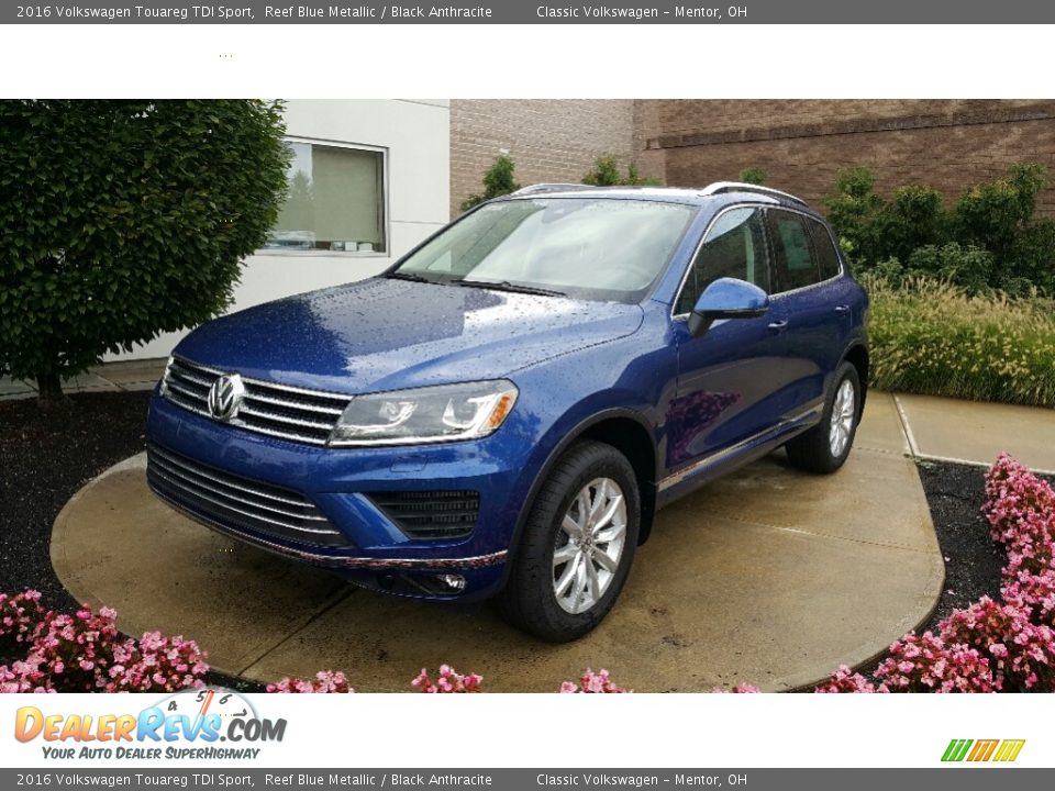 Front 3/4 View of 2016 Volkswagen Touareg TDI Sport Photo #2
