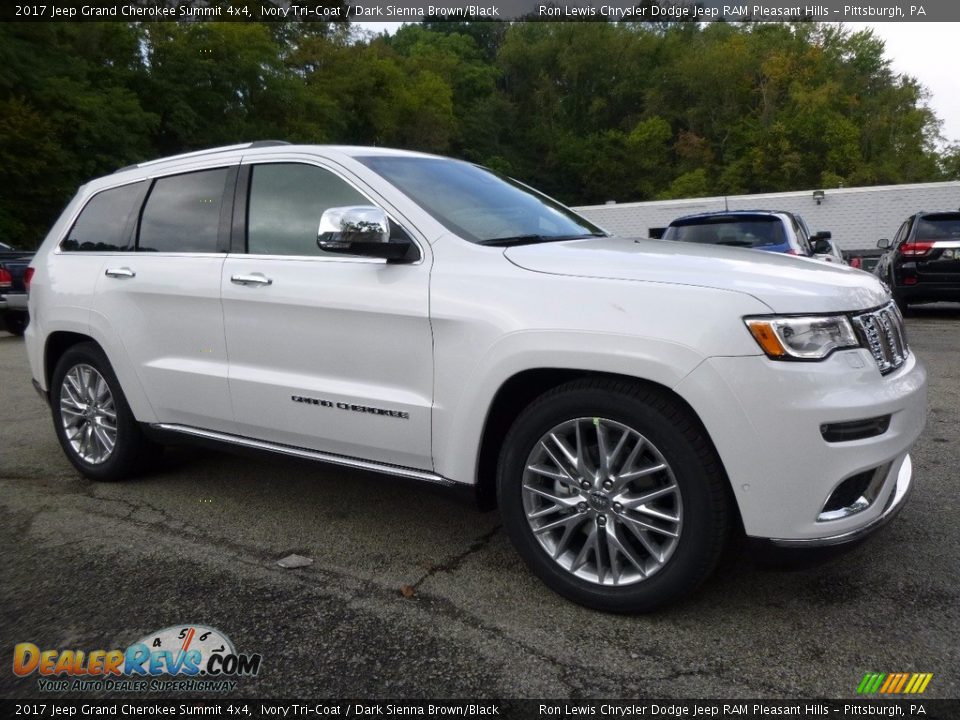 Front 3/4 View of 2017 Jeep Grand Cherokee Summit 4x4 Photo #5