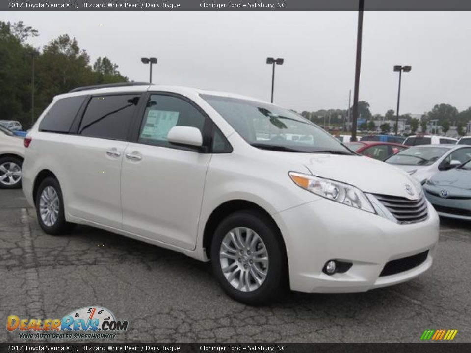 Front 3/4 View of 2017 Toyota Sienna XLE Photo #1