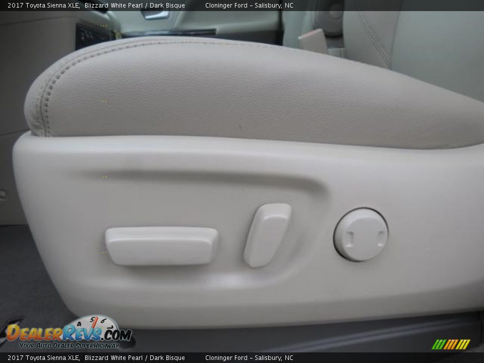 Controls of 2017 Toyota Sienna XLE Photo #11