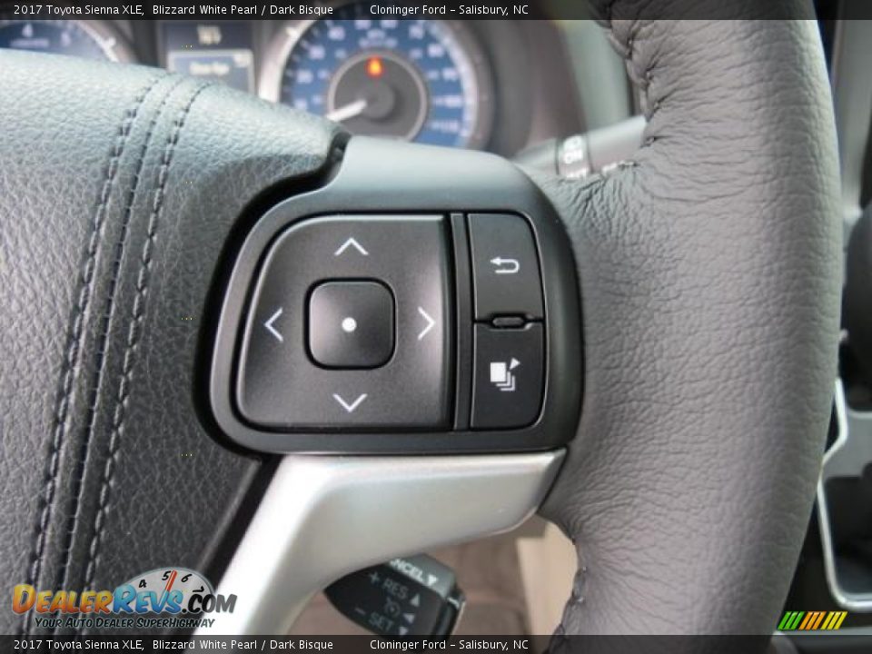 Controls of 2017 Toyota Sienna XLE Photo #15