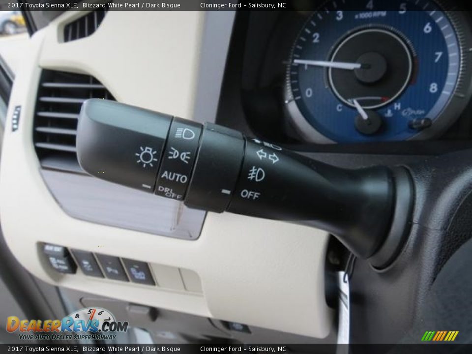 Controls of 2017 Toyota Sienna XLE Photo #17