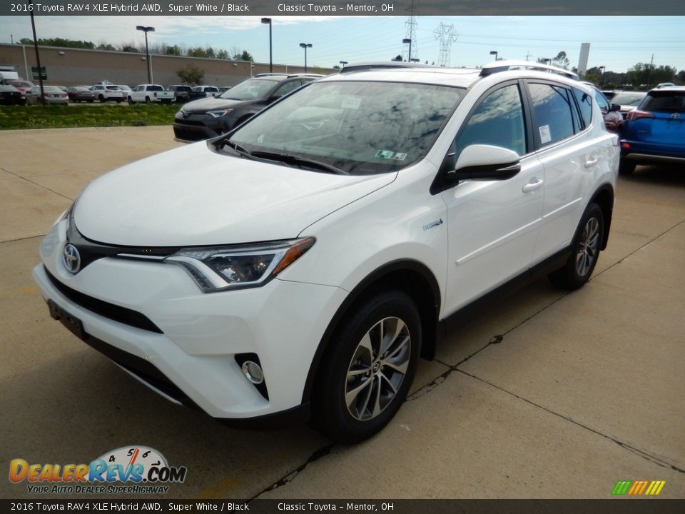 Front 3/4 View of 2016 Toyota RAV4 XLE Hybrid AWD Photo #1