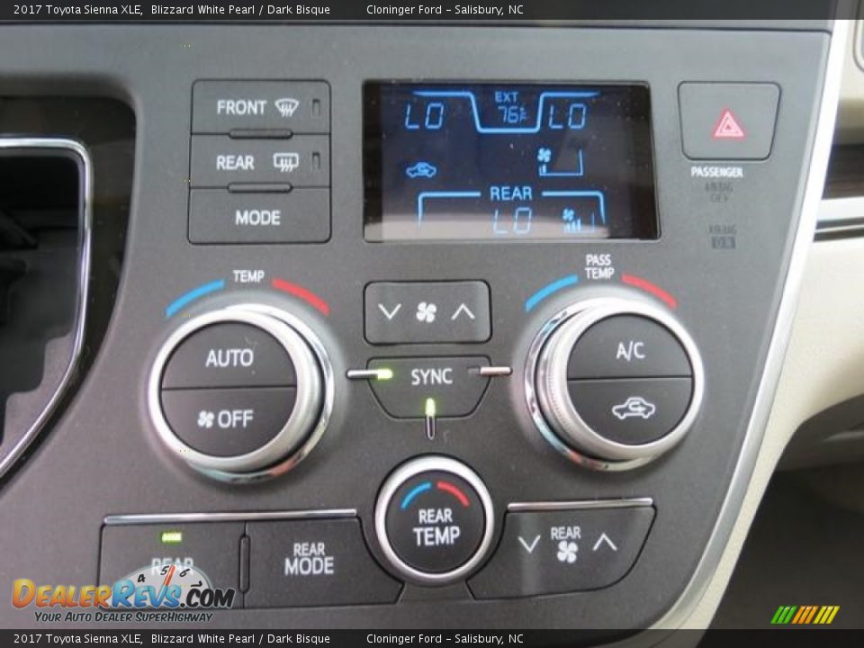 Controls of 2017 Toyota Sienna XLE Photo #21