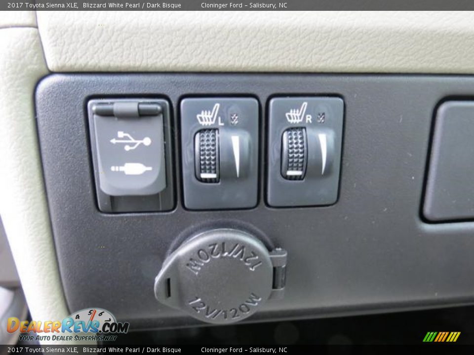 Controls of 2017 Toyota Sienna XLE Photo #24