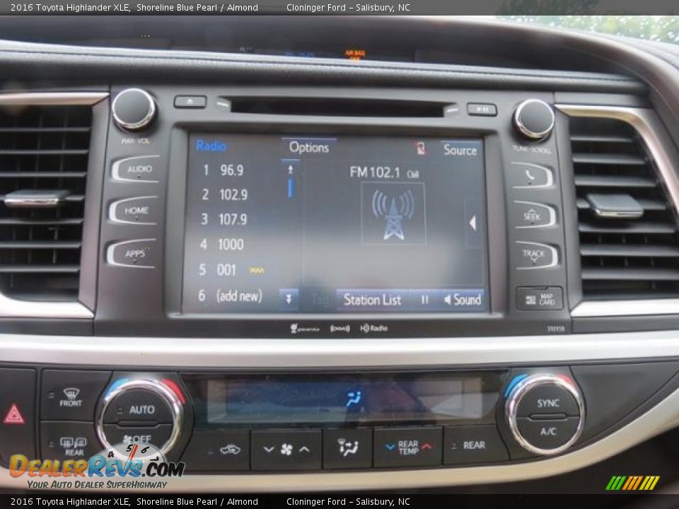 Controls of 2016 Toyota Highlander XLE Photo #20