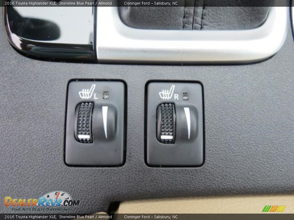 Controls of 2016 Toyota Highlander XLE Photo #22