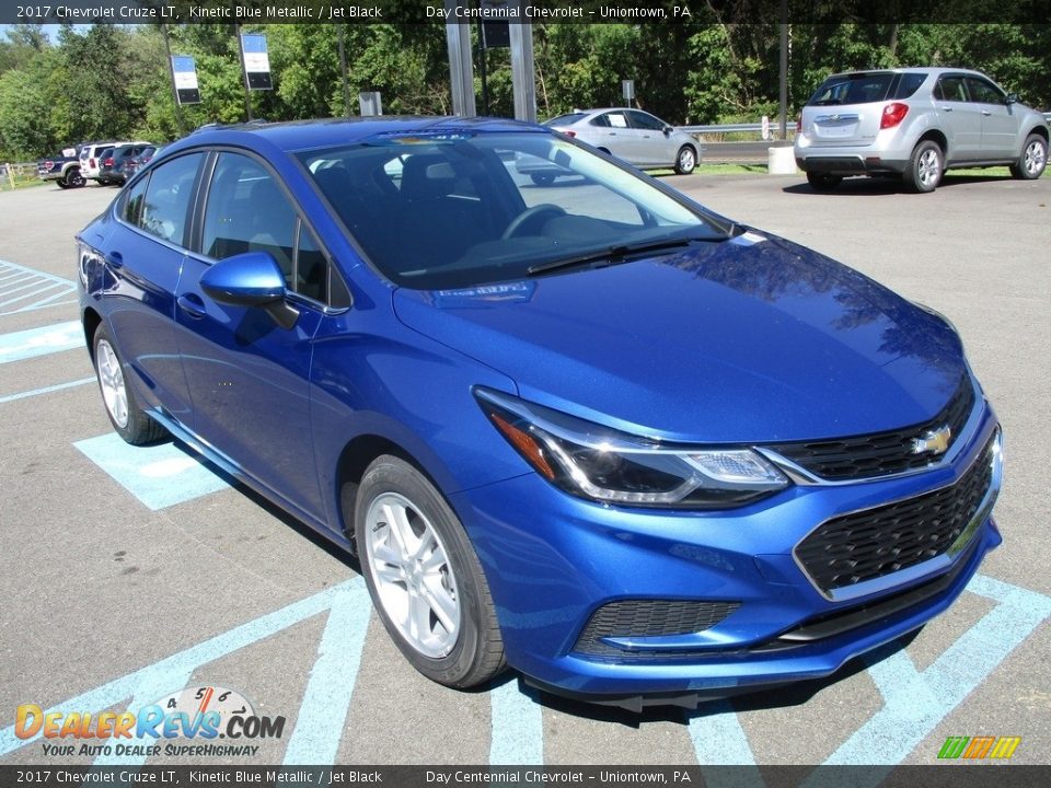 Front 3/4 View of 2017 Chevrolet Cruze LT Photo #8