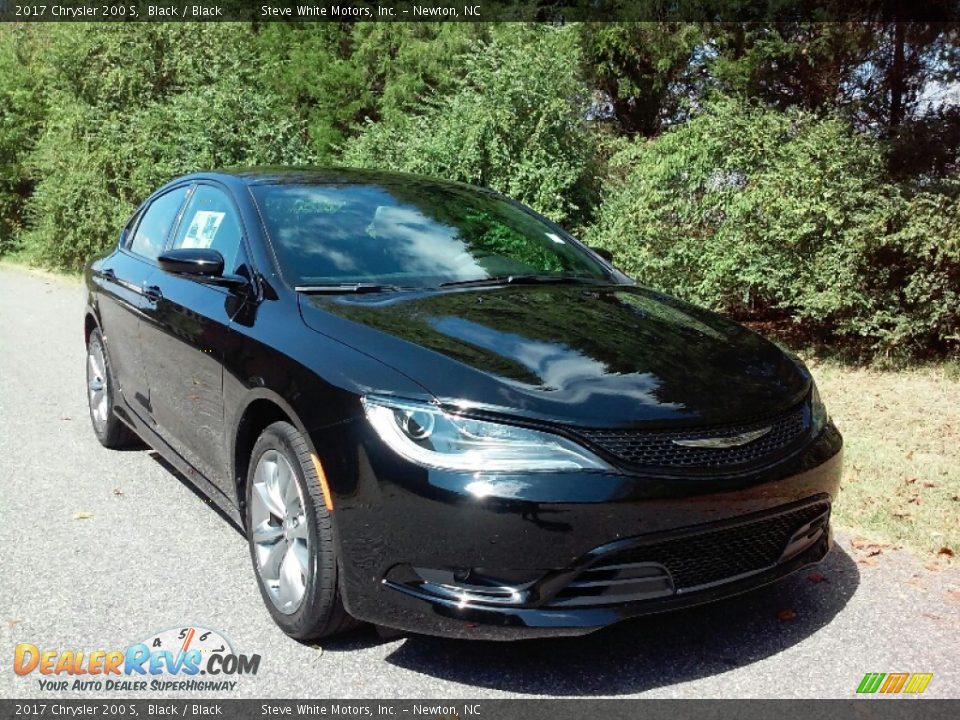 Front 3/4 View of 2017 Chrysler 200 S Photo #4