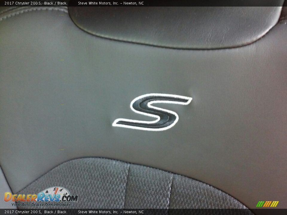 2017 Chrysler 200 S Logo Photo #22