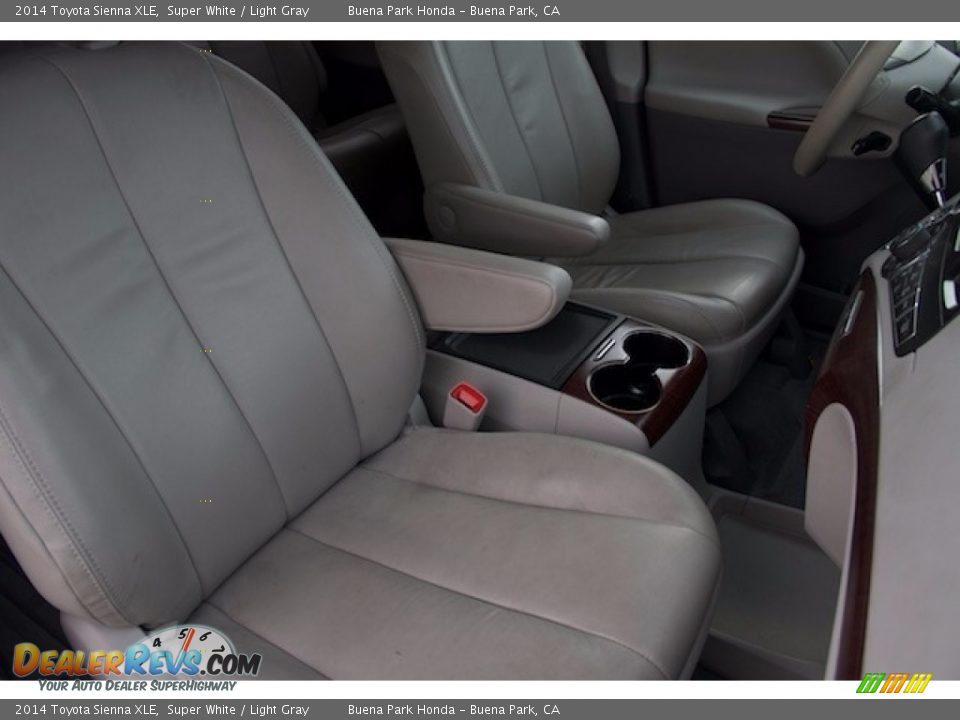 2014 Toyota Sienna XLE Super White / Light Gray Photo #21