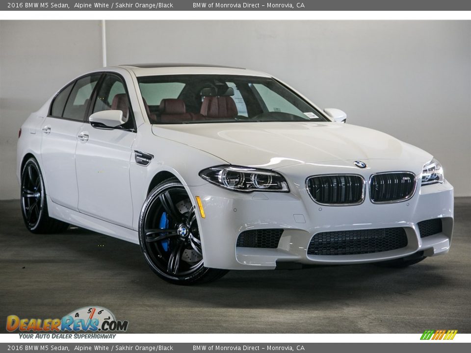Front 3/4 View of 2016 BMW M5 Sedan Photo #12