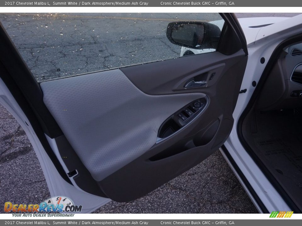 Door Panel of 2017 Chevrolet Malibu L Photo #11