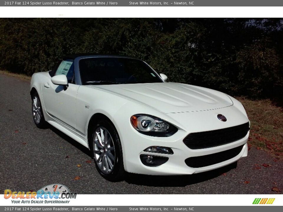 Front 3/4 View of 2017 Fiat 124 Spider Lusso Roadster Photo #4