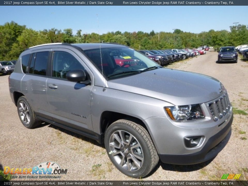 Front 3/4 View of 2017 Jeep Compass Sport SE 4x4 Photo #10