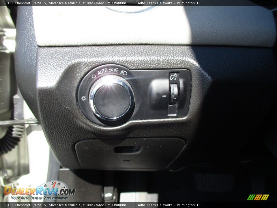 2013 Chevrolet Cruze LS Silver Ice Metallic / Jet Black/Medium Titanium Photo #34