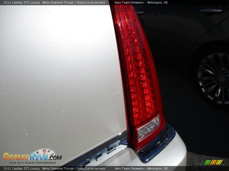 2011 Cadillac DTS Luxury White Diamond Tricoat / Shale/Cocoa Accents Photo #31
