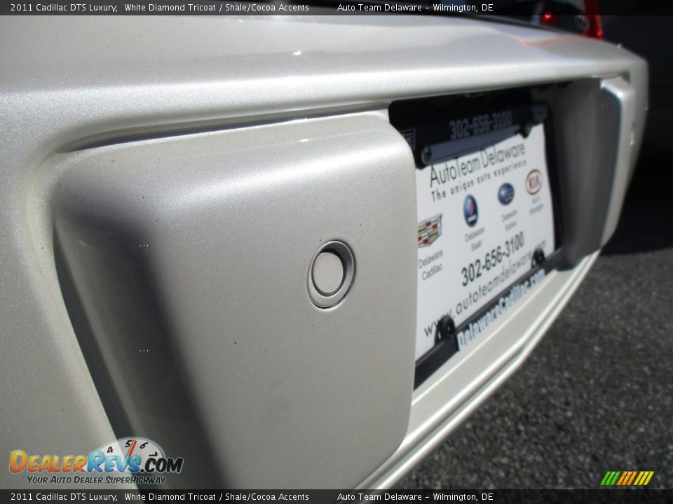 2011 Cadillac DTS Luxury White Diamond Tricoat / Shale/Cocoa Accents Photo #32