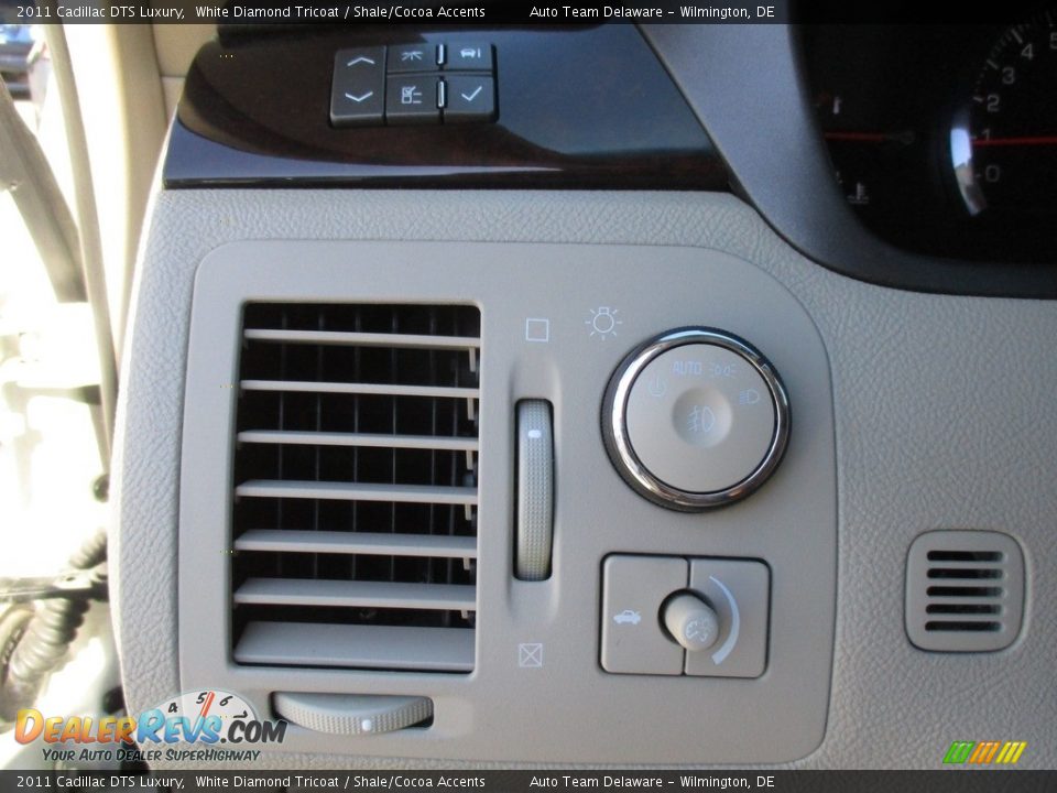 2011 Cadillac DTS Luxury White Diamond Tricoat / Shale/Cocoa Accents Photo #36