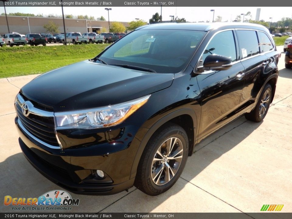 Front 3/4 View of 2016 Toyota Highlander XLE Photo #1