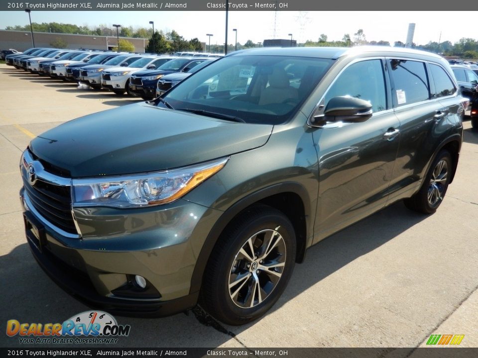 Front 3/4 View of 2016 Toyota Highlander XLE Photo #1