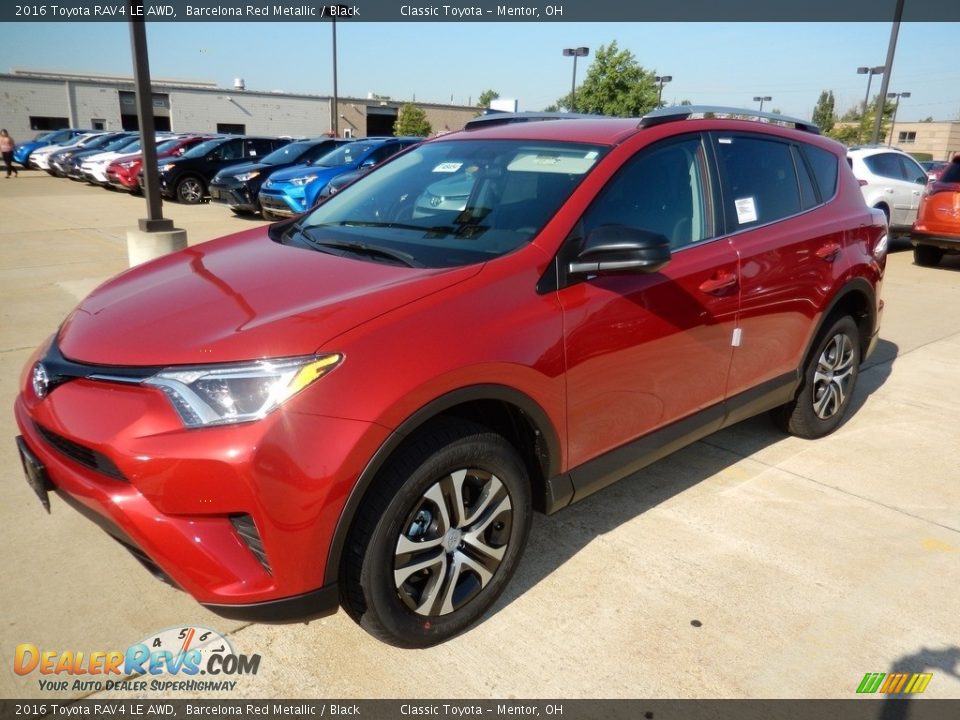 Front 3/4 View of 2016 Toyota RAV4 LE AWD Photo #1