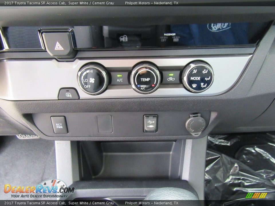 Controls of 2017 Toyota Tacoma SR Access Cab Photo #24