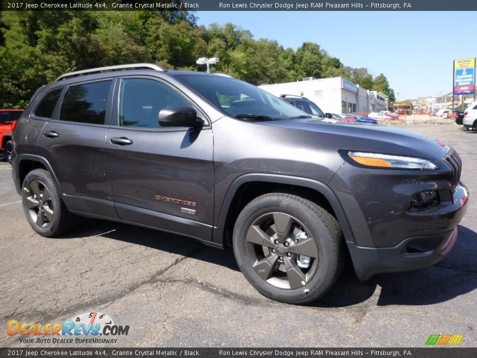 Front 3/4 View of 2017 Jeep Cherokee Latitude 4x4 Photo #8