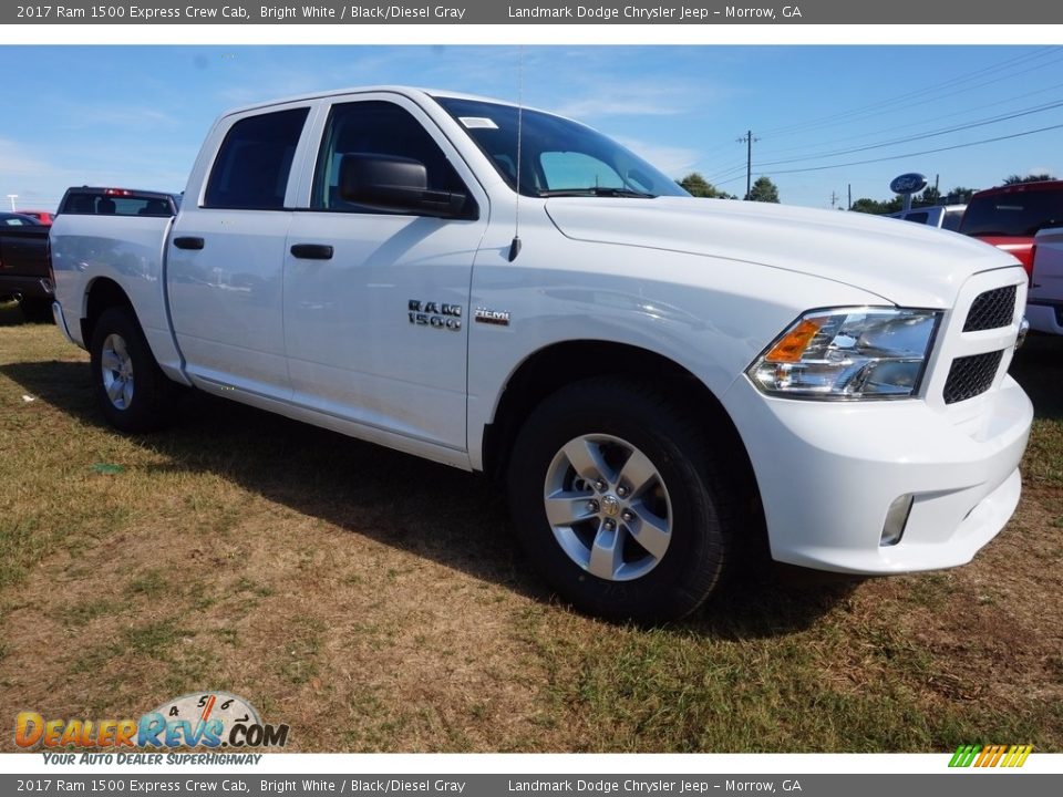 Front 3/4 View of 2017 Ram 1500 Express Crew Cab Photo #4