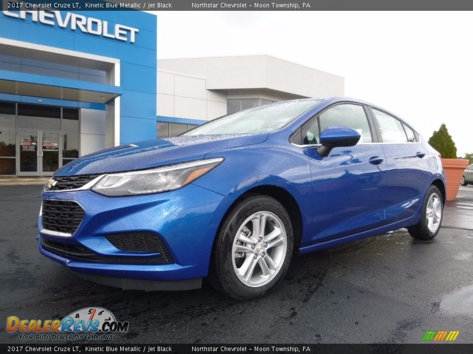 Front 3/4 View of 2017 Chevrolet Cruze LT Photo #1