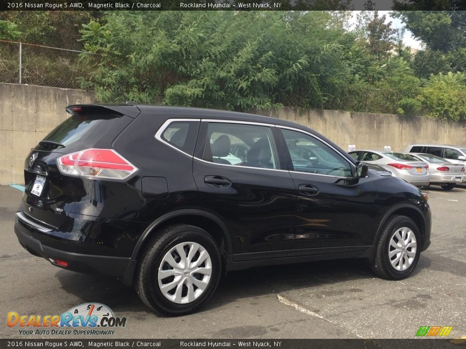 2016 Nissan Rogue S AWD Magnetic Black / Charcoal Photo #4