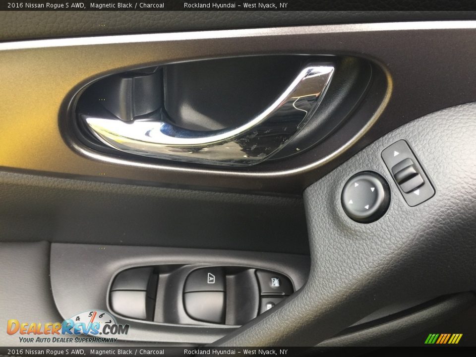 2016 Nissan Rogue S AWD Magnetic Black / Charcoal Photo #8