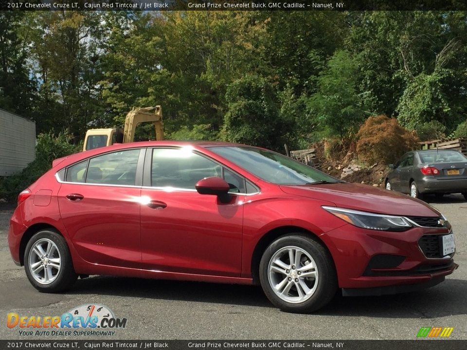 Front 3/4 View of 2017 Chevrolet Cruze LT Photo #3