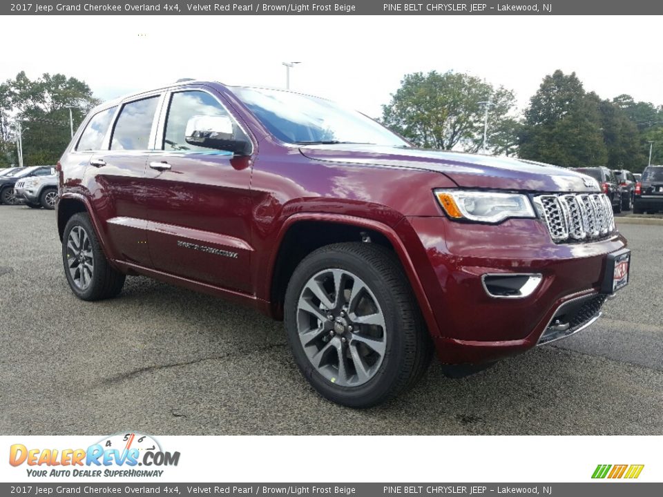 Front 3/4 View of 2017 Jeep Grand Cherokee Overland 4x4 Photo #1