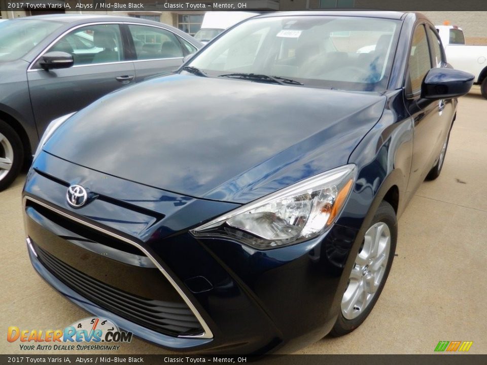 Front 3/4 View of 2017 Toyota Yaris iA  Photo #1