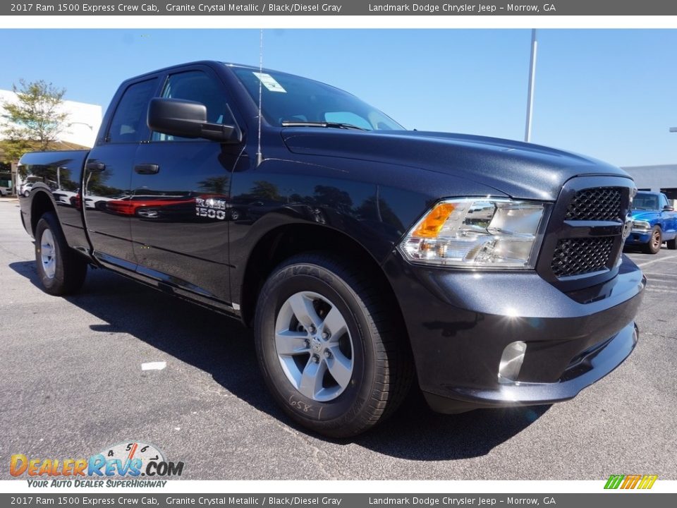 Front 3/4 View of 2017 Ram 1500 Express Crew Cab Photo #4