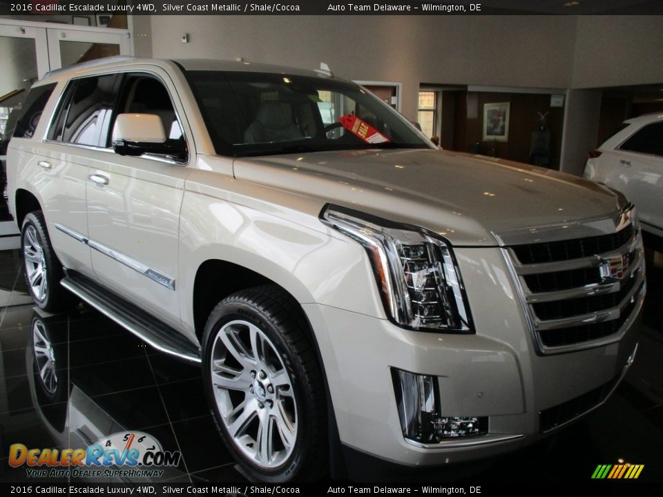 Front 3/4 View of 2016 Cadillac Escalade Luxury 4WD Photo #1