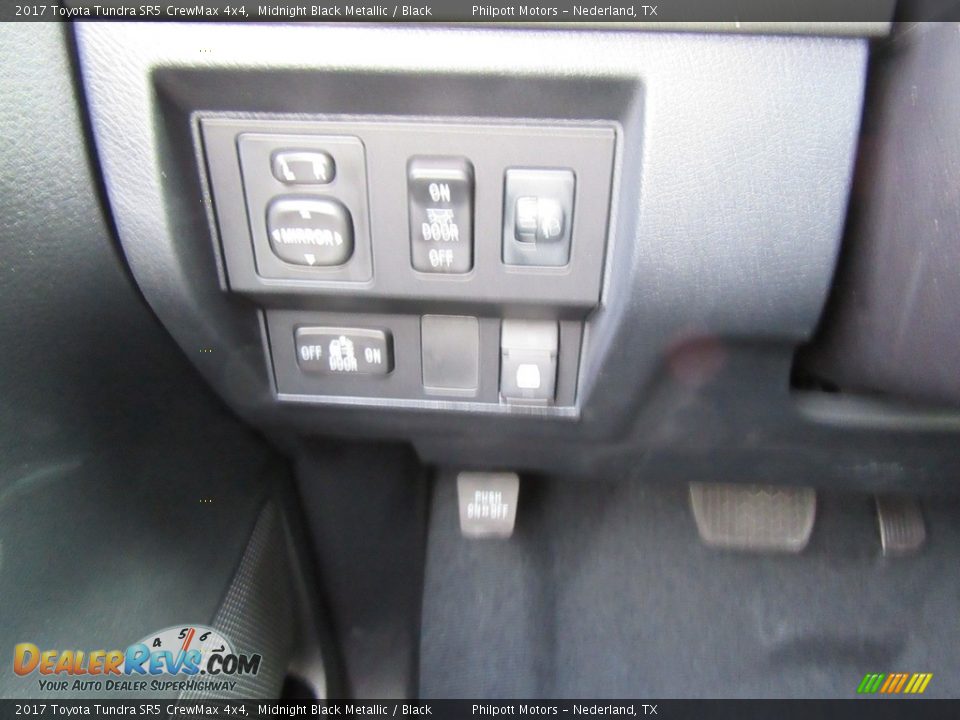 2017 Toyota Tundra SR5 CrewMax 4x4 Midnight Black Metallic / Black Photo #36