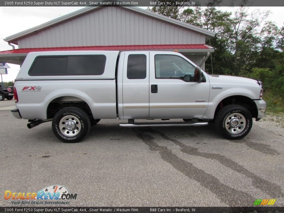 2005 Ford F250 Super Duty XLT SuperCab 4x4 Silver Metallic / Medium Flint Photo #2
