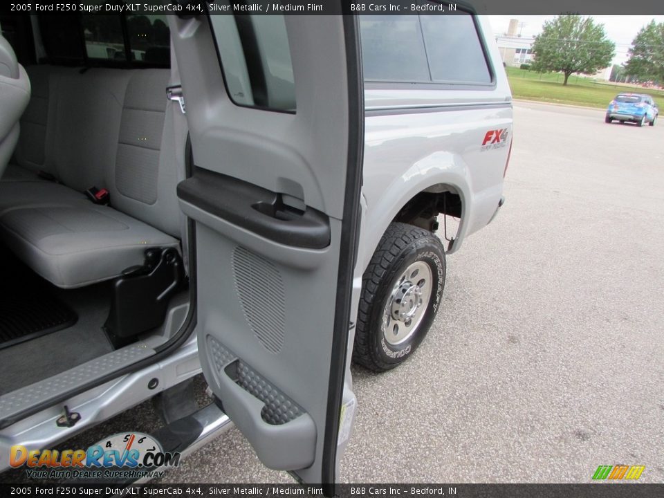 2005 Ford F250 Super Duty XLT SuperCab 4x4 Silver Metallic / Medium Flint Photo #23