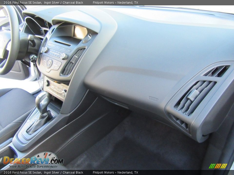 2016 Ford Focus SE Sedan Ingot Silver / Charcoal Black Photo #17