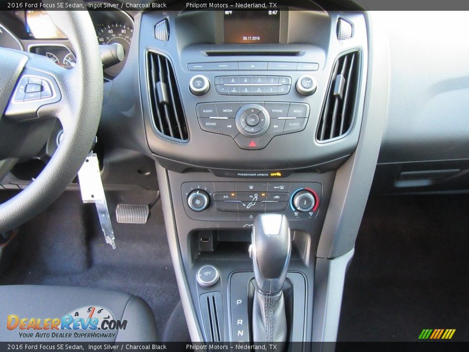 2016 Ford Focus SE Sedan Ingot Silver / Charcoal Black Photo #25