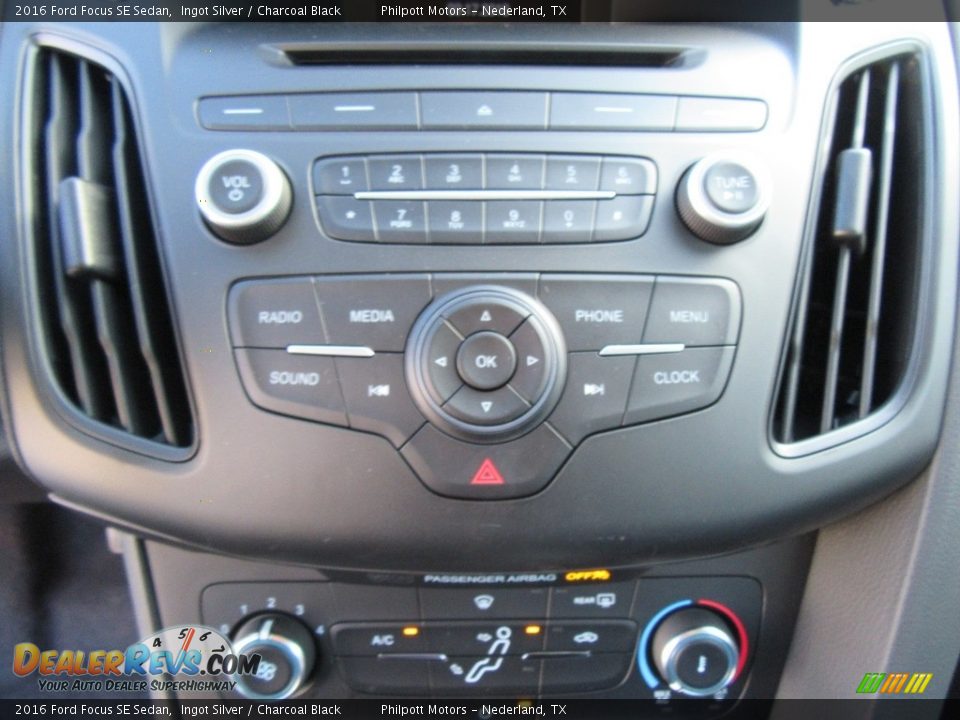 2016 Ford Focus SE Sedan Ingot Silver / Charcoal Black Photo #26