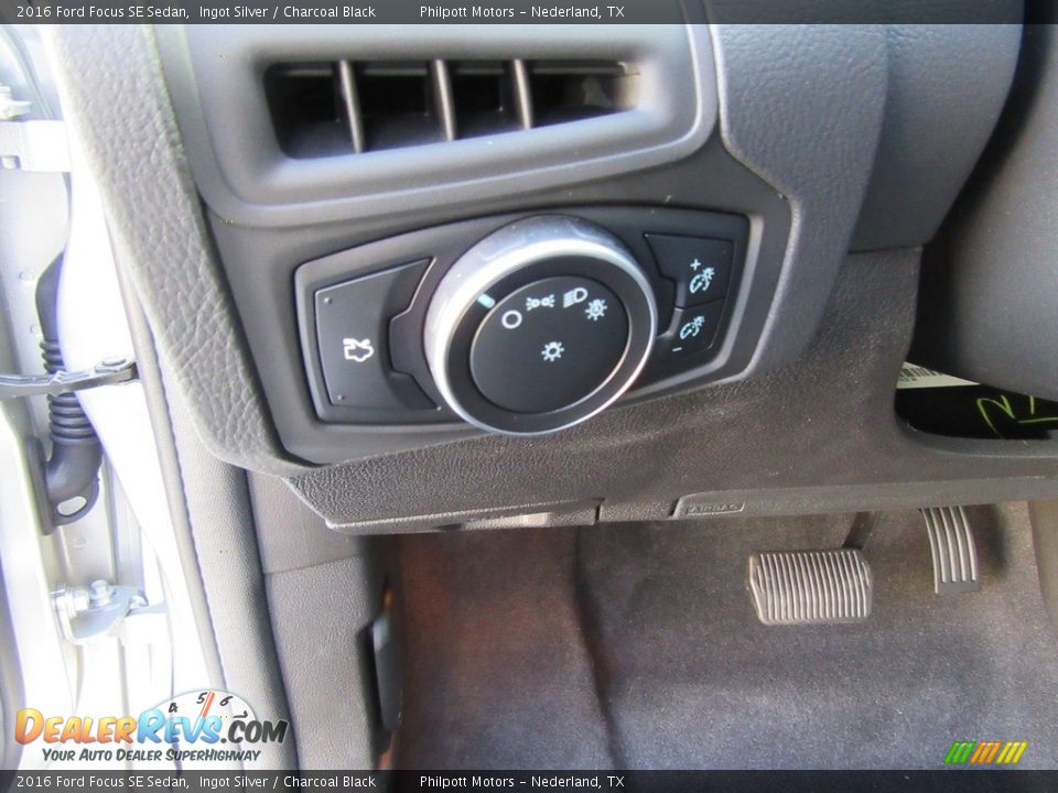 2016 Ford Focus SE Sedan Ingot Silver / Charcoal Black Photo #31