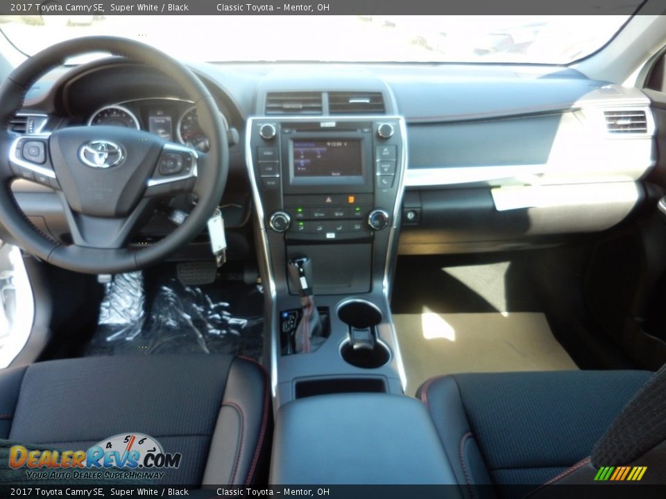 2017 Toyota Camry SE Super White / Black Photo #6