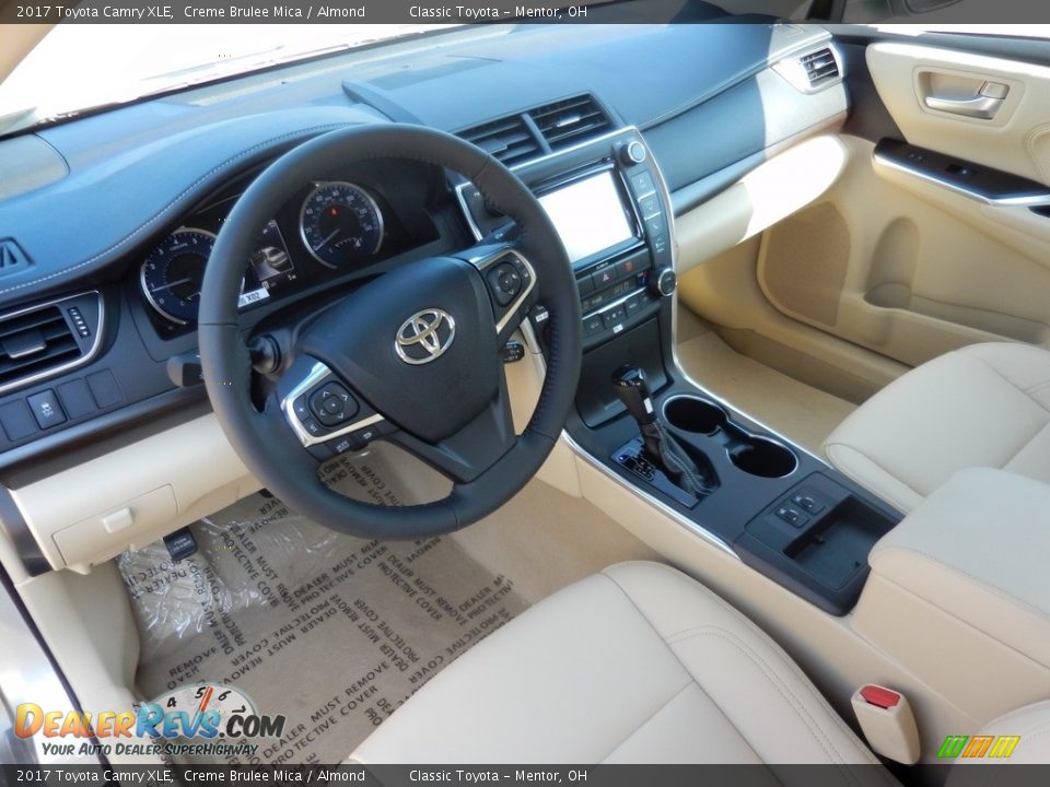 2017 Toyota Camry XLE Creme Brulee Mica / Almond Photo #4