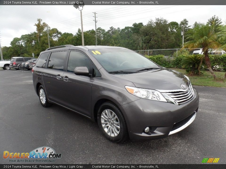 Front 3/4 View of 2014 Toyota Sienna XLE Photo #13