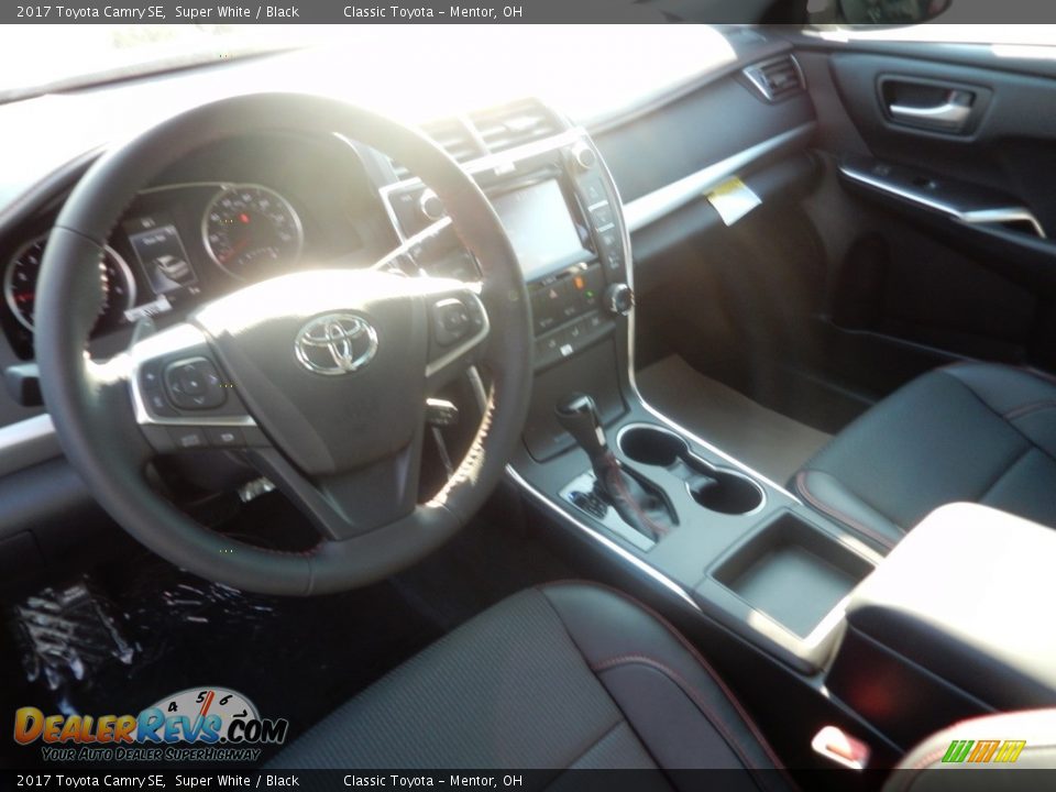 2017 Toyota Camry SE Super White / Black Photo #4