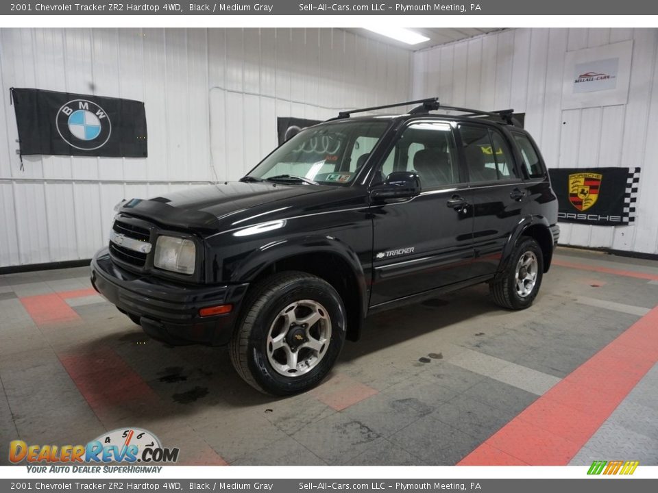 Front 3/4 View of 2001 Chevrolet Tracker ZR2 Hardtop 4WD Photo #2